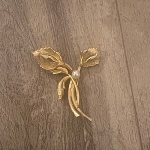 Elegant Gold Leaf Brooch with Pearl Accent